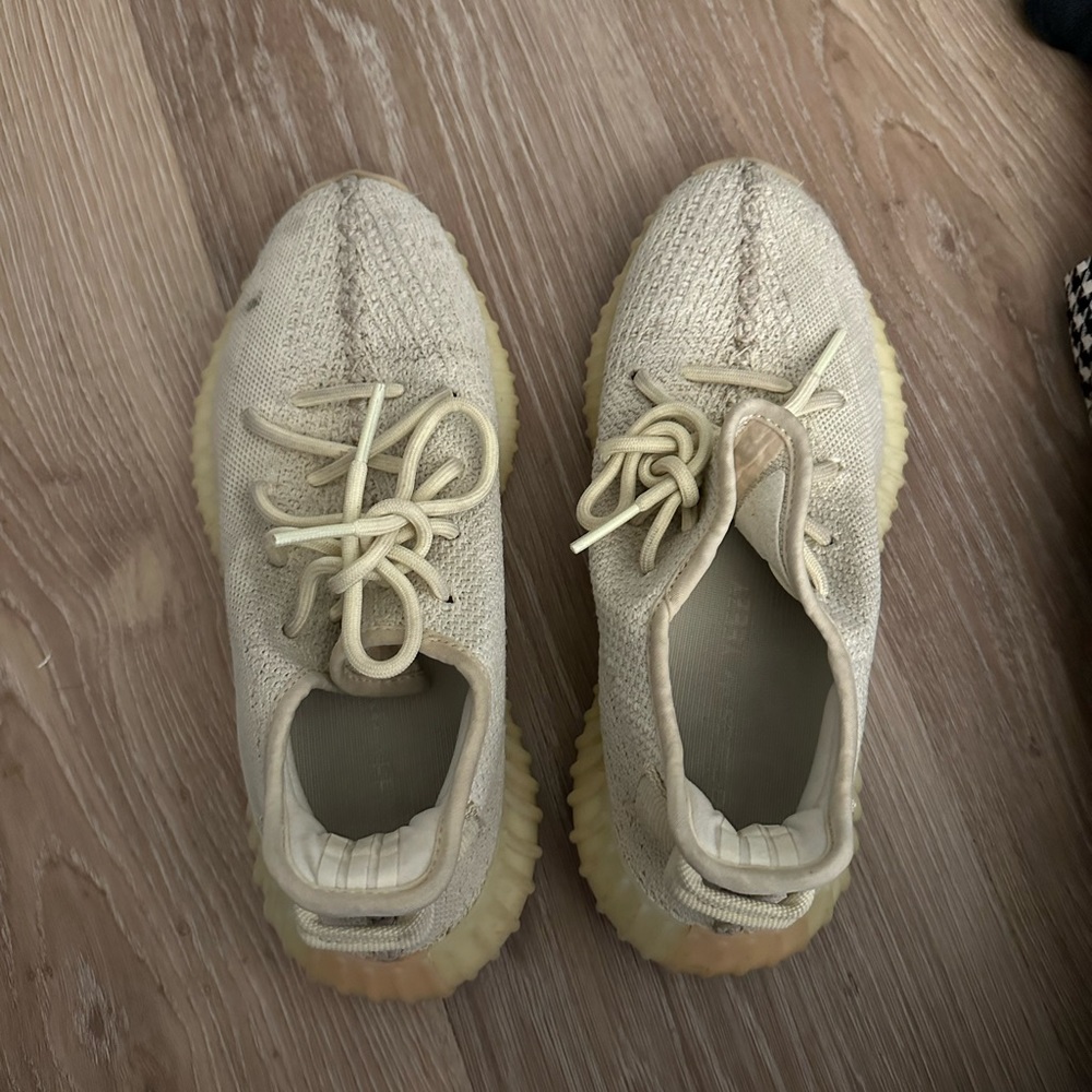 adidas Yeezy Boost 350 V2
Butter